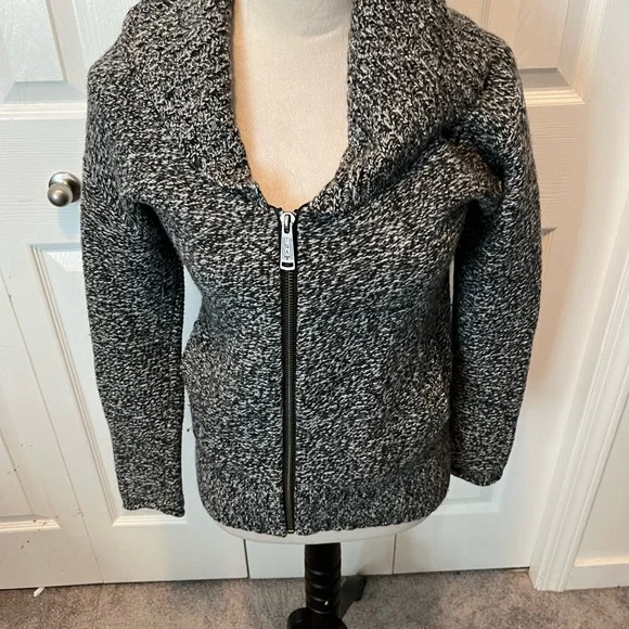 TNA from Aritizia size XS 100% wool zippered cardigan - Picture 12 of 14